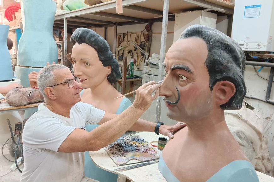 L'artista Jordi Grau ha restaurant les figures dels gegants de Dalí i Gala L'artista Jordi Grau ha restaurant les figures dels gegants de Dalí i Gala