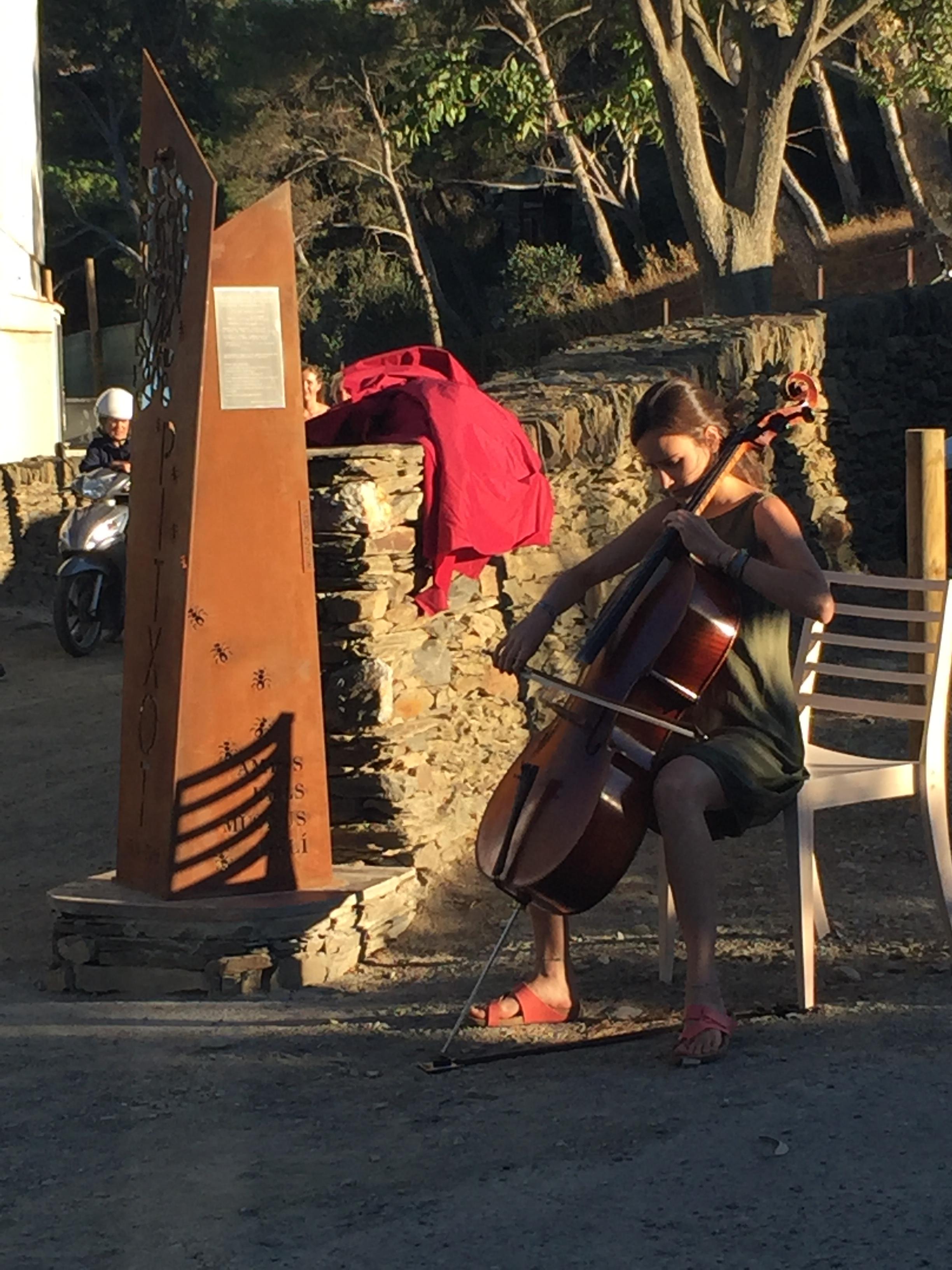 Una violoncelista va interpretar 