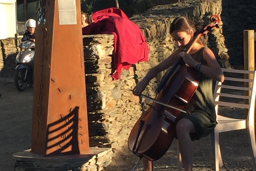 Una violoncelista va interpretar  Una violoncelista va interpretar