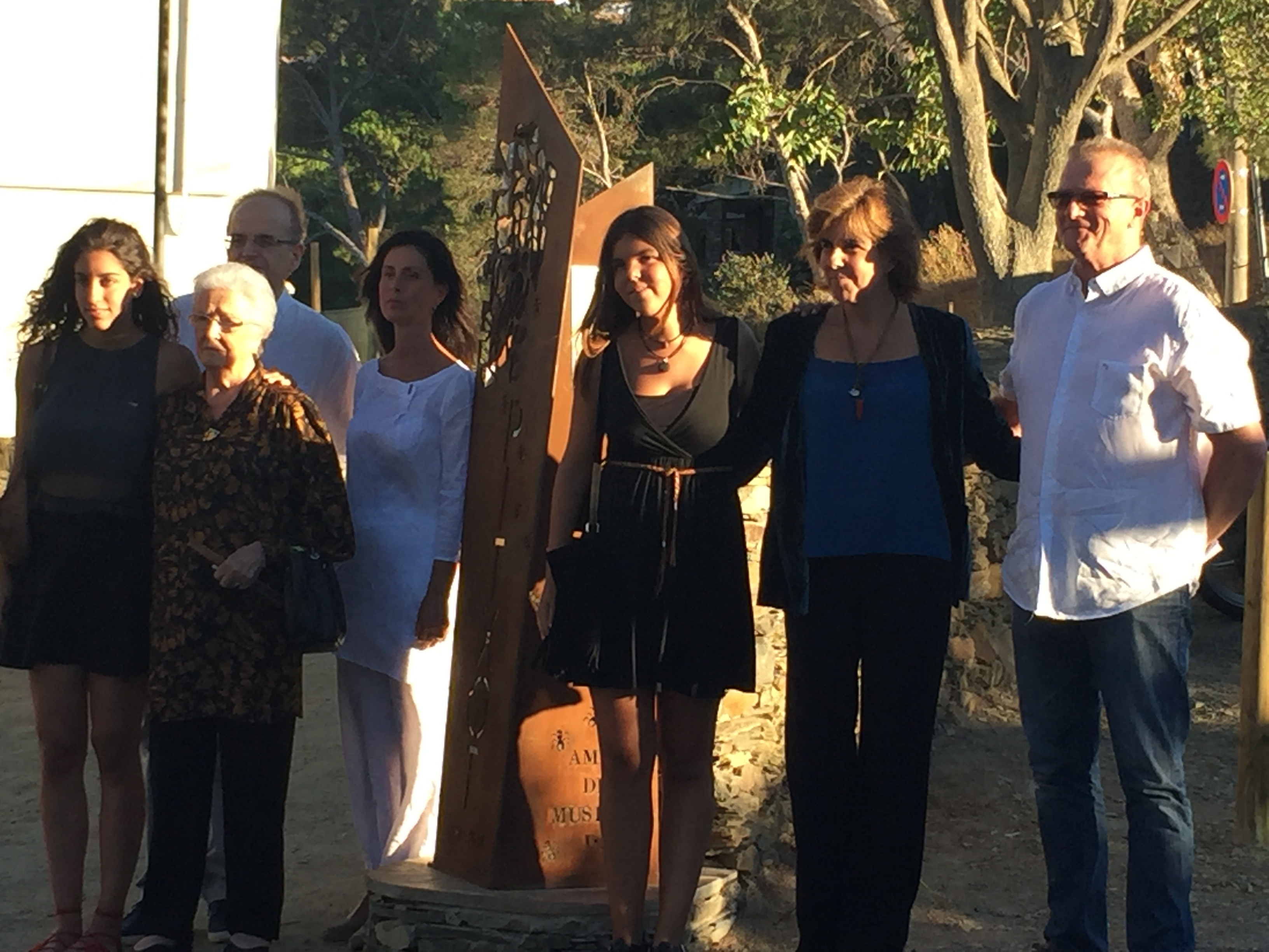 L'esposa d'Antoni Pitxot, Leo Pla, filles i netes amb l'alcalde de Cadaqués, Josep Lloret, i el president dels Amics Carles Ayats, 2016 | © Arxiu Amics dels Museus Dalí