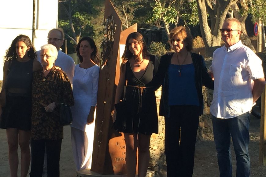 L'esposa d'Antoni Pitxot, Leo Pla, filles i netes amb l'alcalde de Cadaqués, Josep Lloret, i el president dels Amics Carles Ayats, 2016 | © Arxiu Amics dels Museus Dalí L'esposa d'Antoni Pitxot, Leo Pla, filles i netes amb l'alcalde de Cadaqués, Josep Lloret, i el president dels Amics Carles Ayats, 2016 | © Arxiu Amics dels Museus Dalí