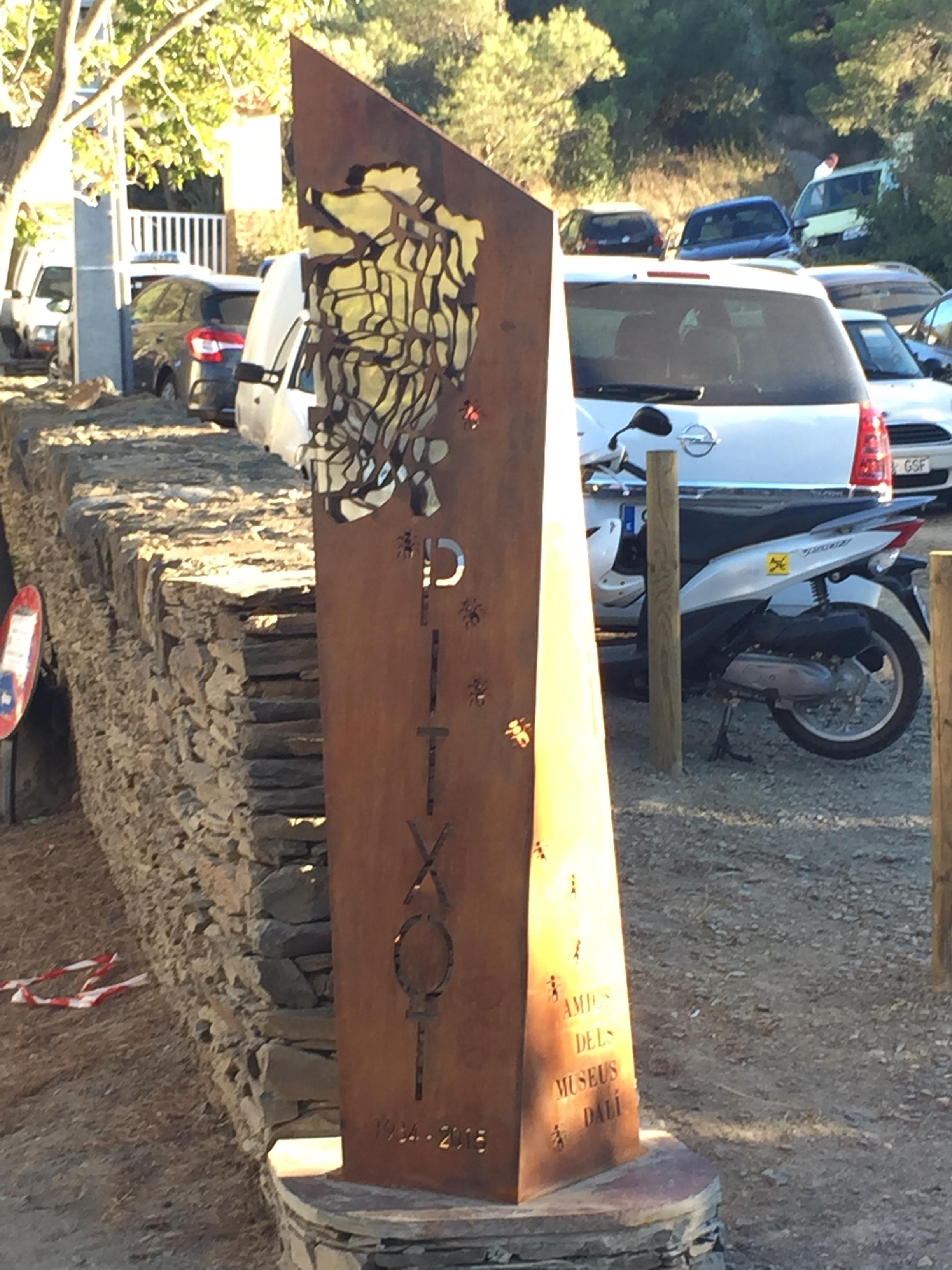 Monòlit a Antoni Pitxot a Cadaqués, 2016 | © Arxiu Amics dels Museus Dalí