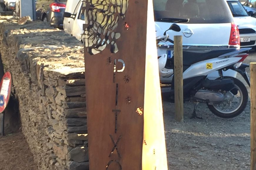 Monòlit a Antoni Pitxot a Cadaqués, 2016 | © Arxiu Amics dels Museus Dalí Monòlit a Antoni Pitxot a Cadaqués, 2016 | © Arxiu Amics dels Museus Dalí