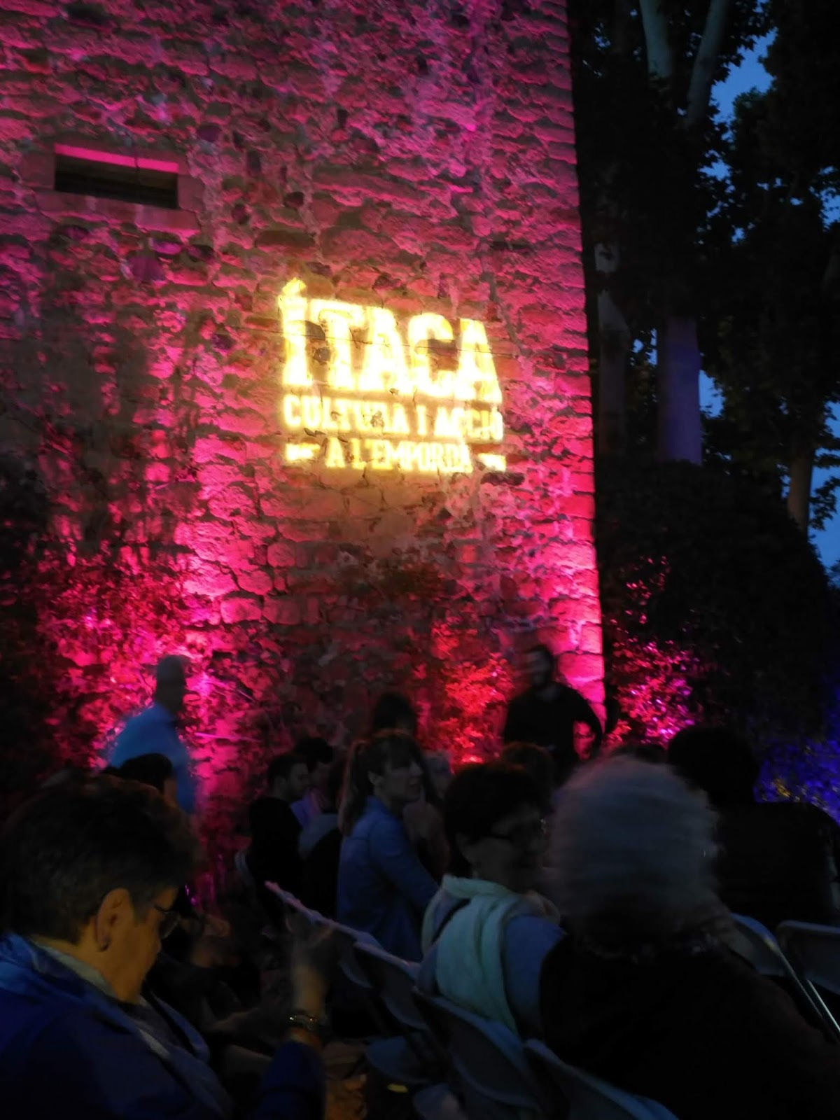 La paret del Castell decorada un moment abans de començar el Concert