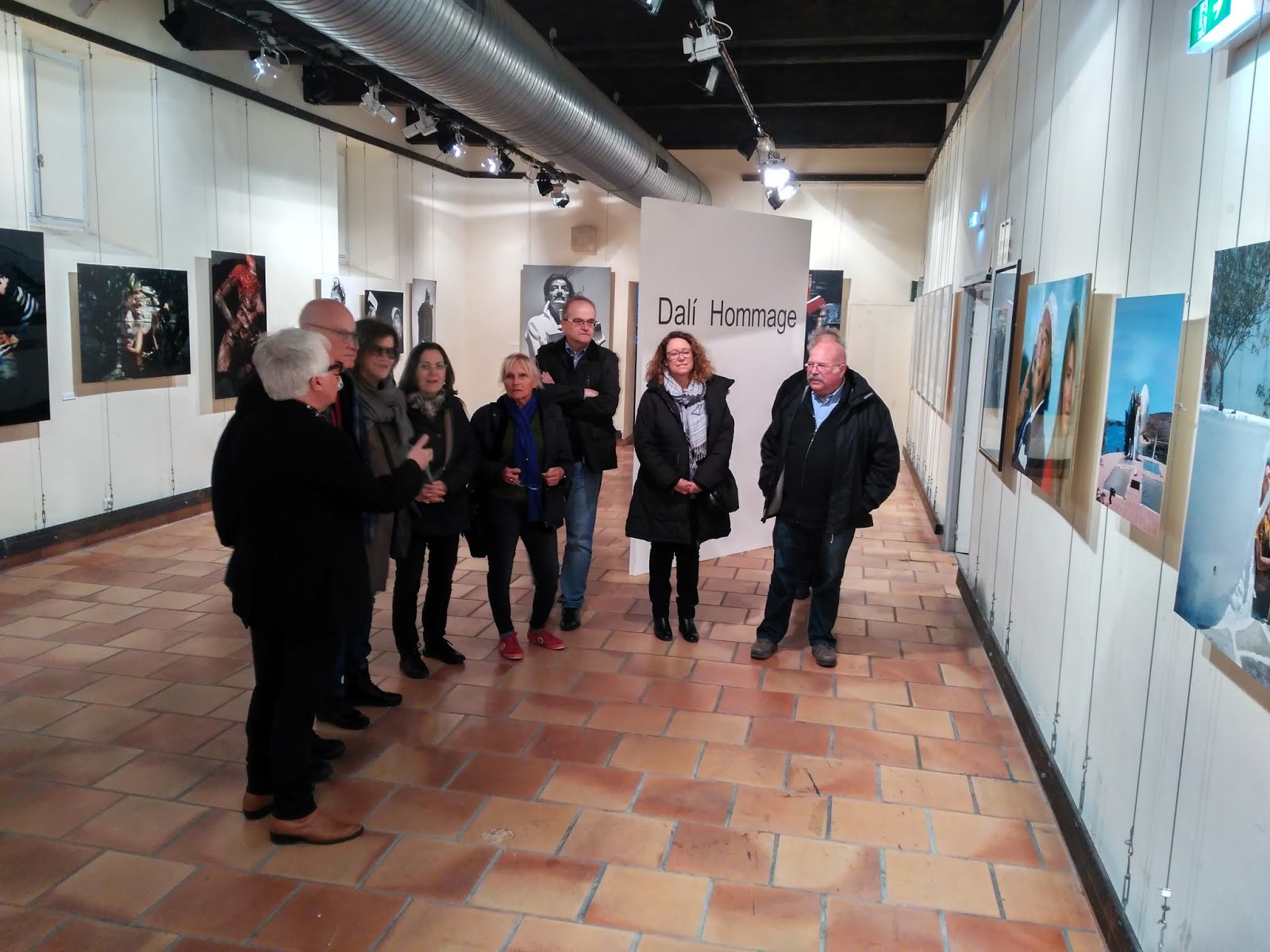 Un grup d'Amics atents a l'explicació de Jean Casagran a l'Espai Dalí del convent dels Mínims