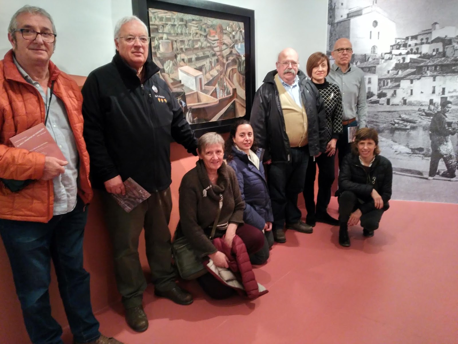 Amics gaudint de la visita i  fotografiats juntament amb l'obra protagonista