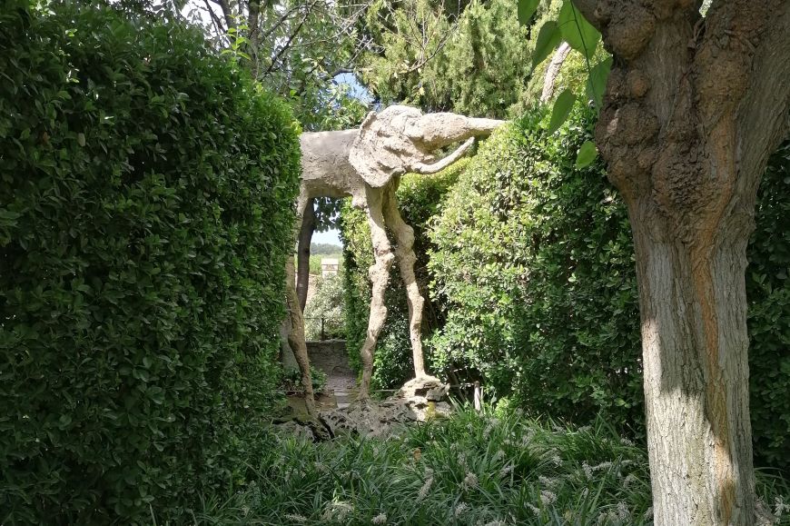 Elefants amb llargues potes d'insecte als jardins Elefants amb llargues potes d'insecte als jardins