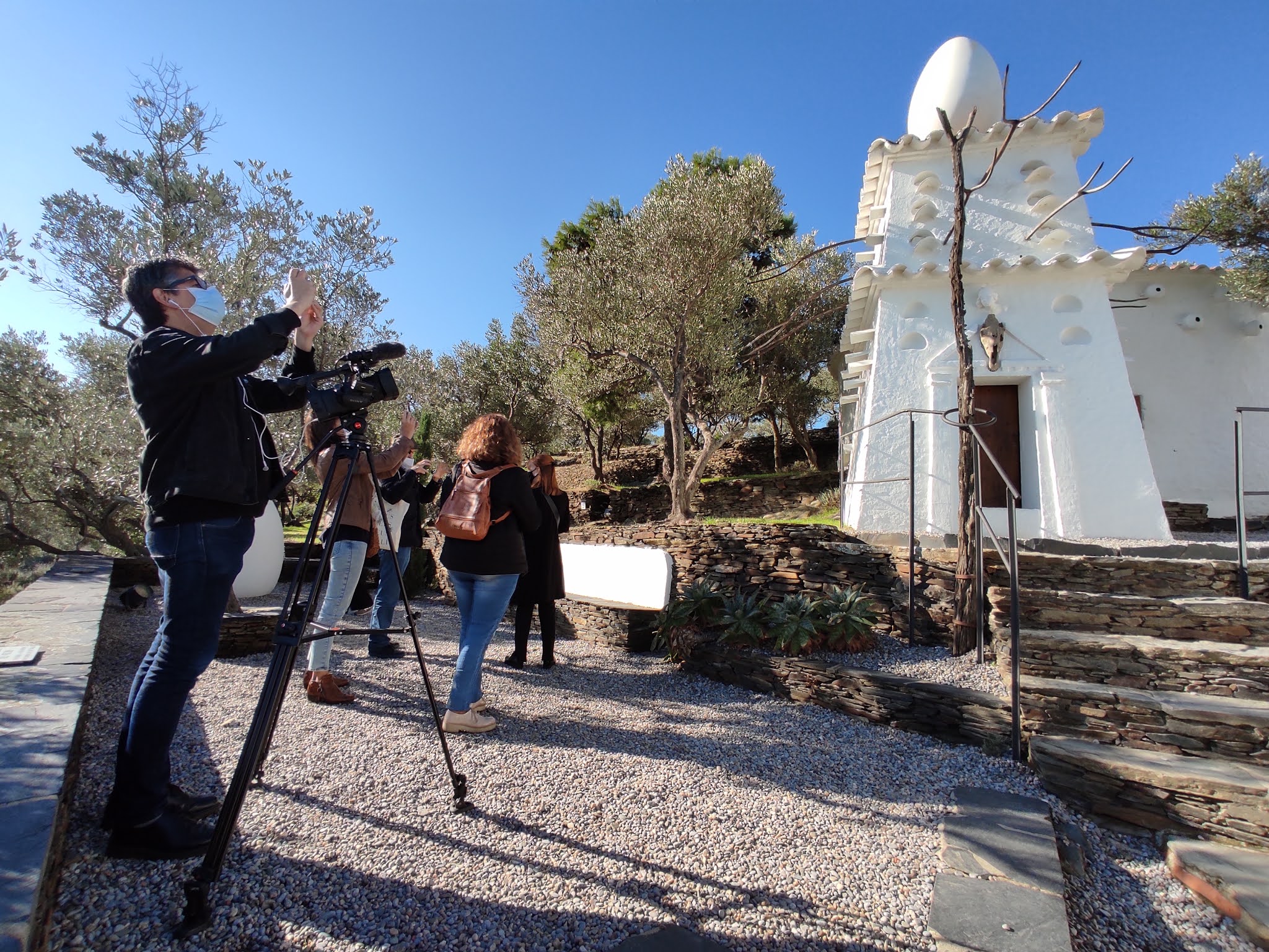 L'espai està ple d'elements habituals en l'obra daliniana.