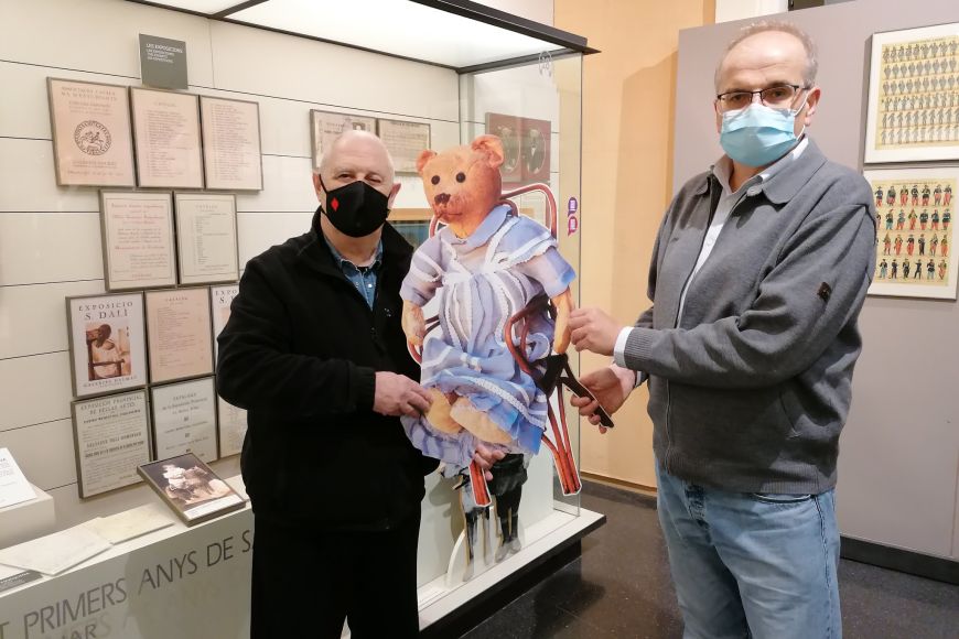 Josep Maria Joan i Carles Ayats amb una reproducció de l'Osito Marquina exposat al Museu del Joguet. Josep Maria Joan i Carles Ayats amb una reproducció de l'Osito Marquina exposat al Museu del Joguet.