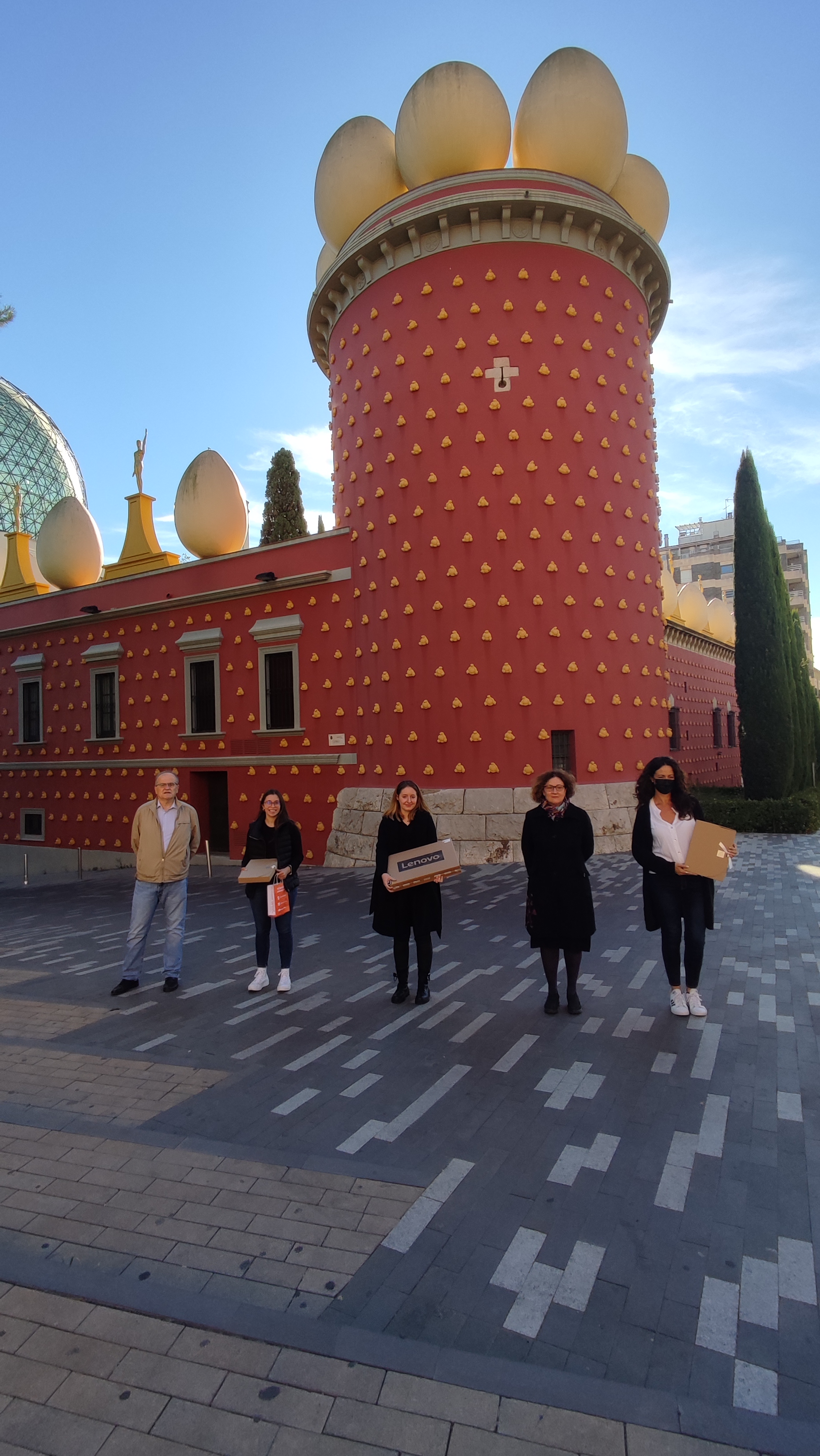 Les guanyadores i els representants de la Fundació i els Amics davant Torre Galatea de Figueres