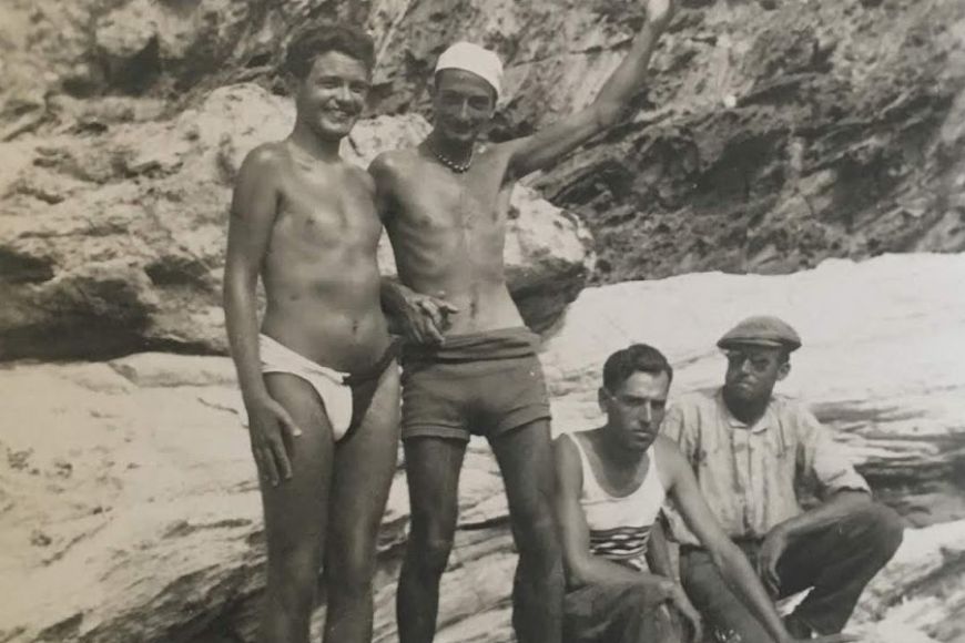 Foto presa per Gala. Dalí, René Crevel i dos pescadors al cap de Creus c. 1932 Drets d’imatge de Gala i Salvador Dalí reservats, Fundació Gala-Salvador Dalí, Figueres, 2019 Foto presa per Gala. Dalí, René Crevel i dos pescadors al cap de Creus c. 1932 Drets d’imatge de Gala i Salvador Dalí reservats, Fundació Gala-Salvador Dalí, Figueres, 2019