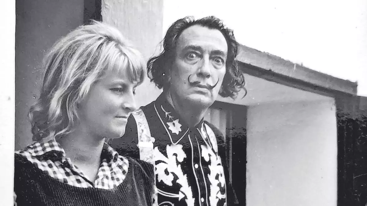La fotògrafa austríaca Ingrid Gehring retrat ada amb Salvador Dalí a Cadaqués | © Arxiu Ingrid Gehring