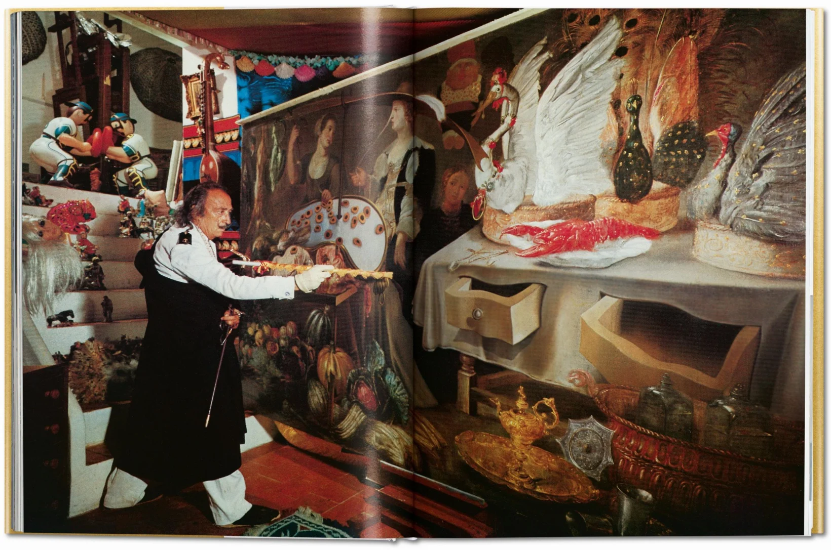 Interior de «Les vins de Gala» | © Salvador Dalí, Fundació Gala-Salvador Dalí, Figueres/VEGAP, 2025 Taschen