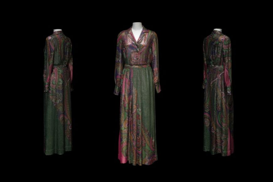 Conjunt que havia pertangut a Gala, format per una brusa i una faldilla llarga de lamé amb estampat de caixmir. Christian Dior Boutique, c. 1971. Conjunt que havia pertangut a Gala, format per una brusa i una faldilla llarga de lamé amb estampat de caixmir. Christian Dior Boutique, c. 1971.