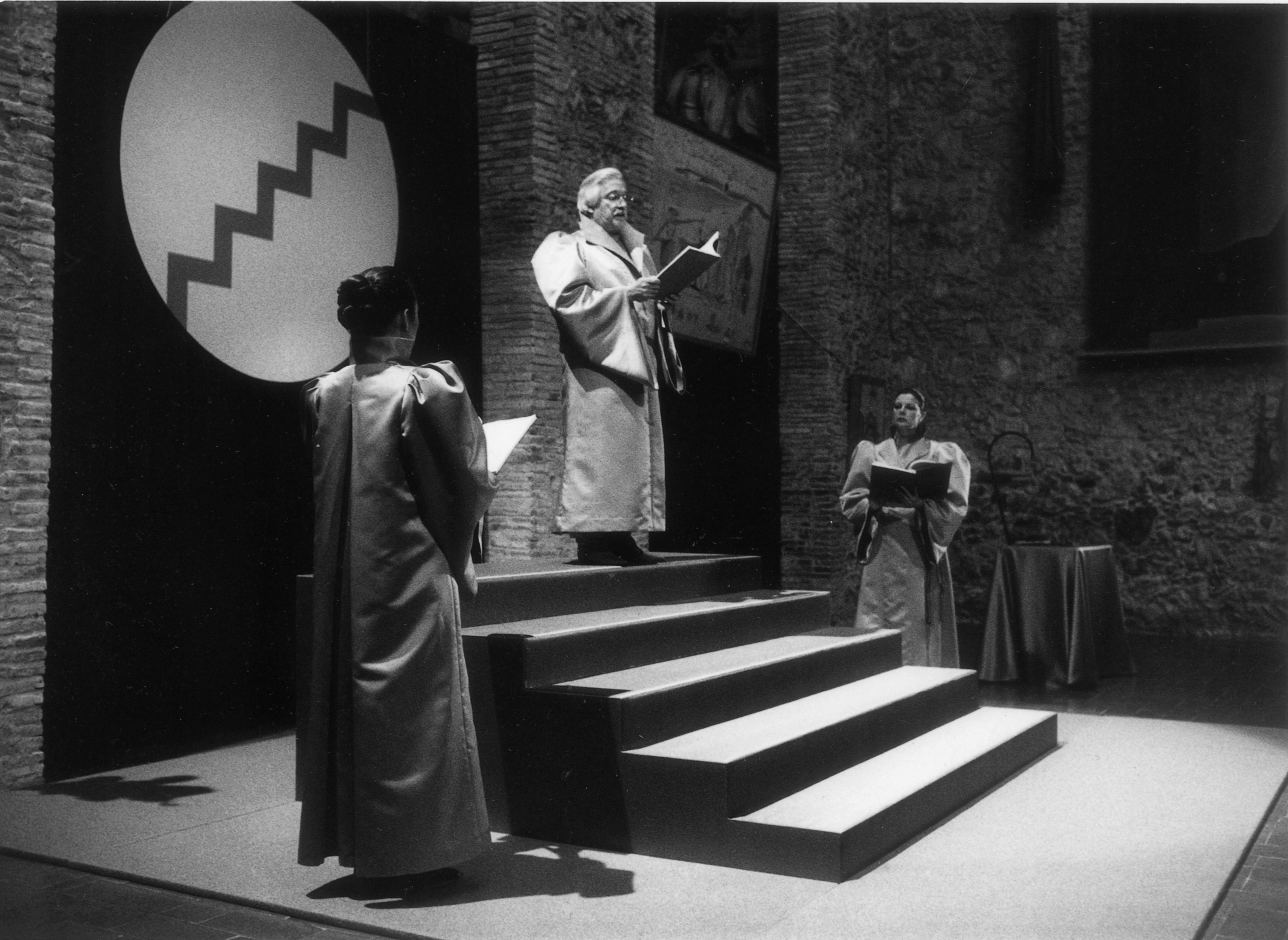 Representació de l'«Hiparxiologi al Teatre - Museu Dalí» el dia 9 de maig de 1986 | © Jordi Mestre