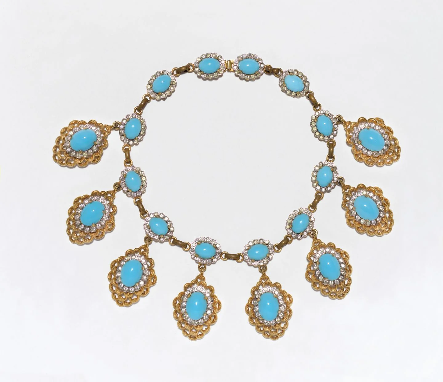 Atribuït a Kenneth Jay Lane (Nova York). Collaret, dècada de 1960ntorn a 1976.   Atribuït a Kenneth Jay Lane (Nova York). Collaret, dècada de 1960