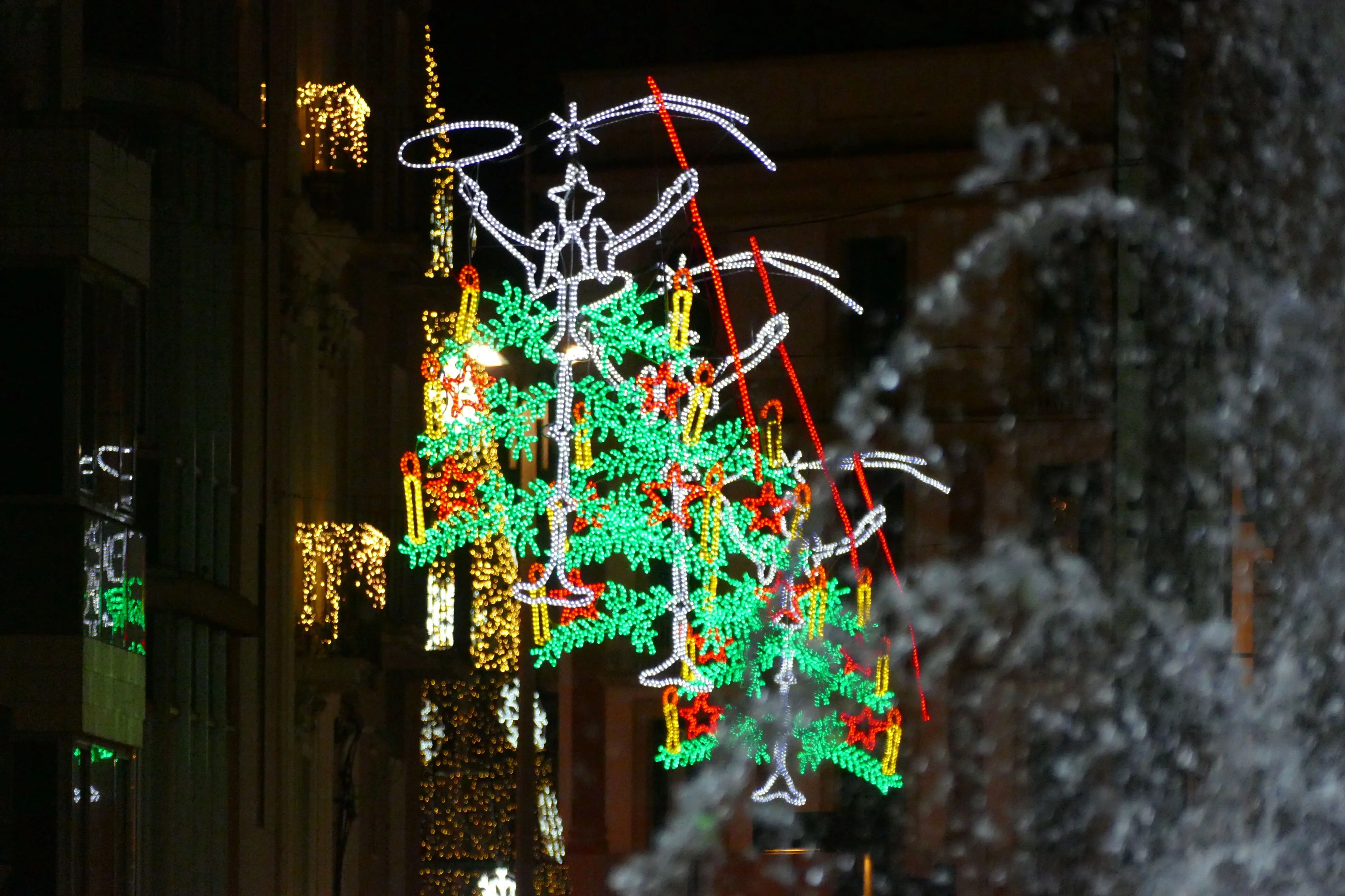 De les dinou postals que va produir Dalí per Hoechst , dotze han estat reinterpretades en forma de llums