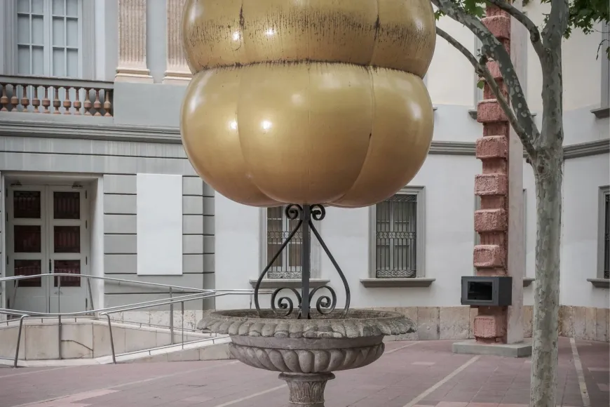L’element que culmina el monument Pujols és allò que en la documentació s’anomena “àtom d'hidrogen” | © JordiMeli | Salvador Dalí, Fundació Gala-Salvador Dalí, VEGAP, Figueres, 2025 L’element que culmina el monument Pujols és allò que en la documentació s’anomena “àtom d'hidrogen” | © JordiMeli | Salvador Dalí, Fundació Gala-Salvador Dalí, VEGAP, Figueres, 2025