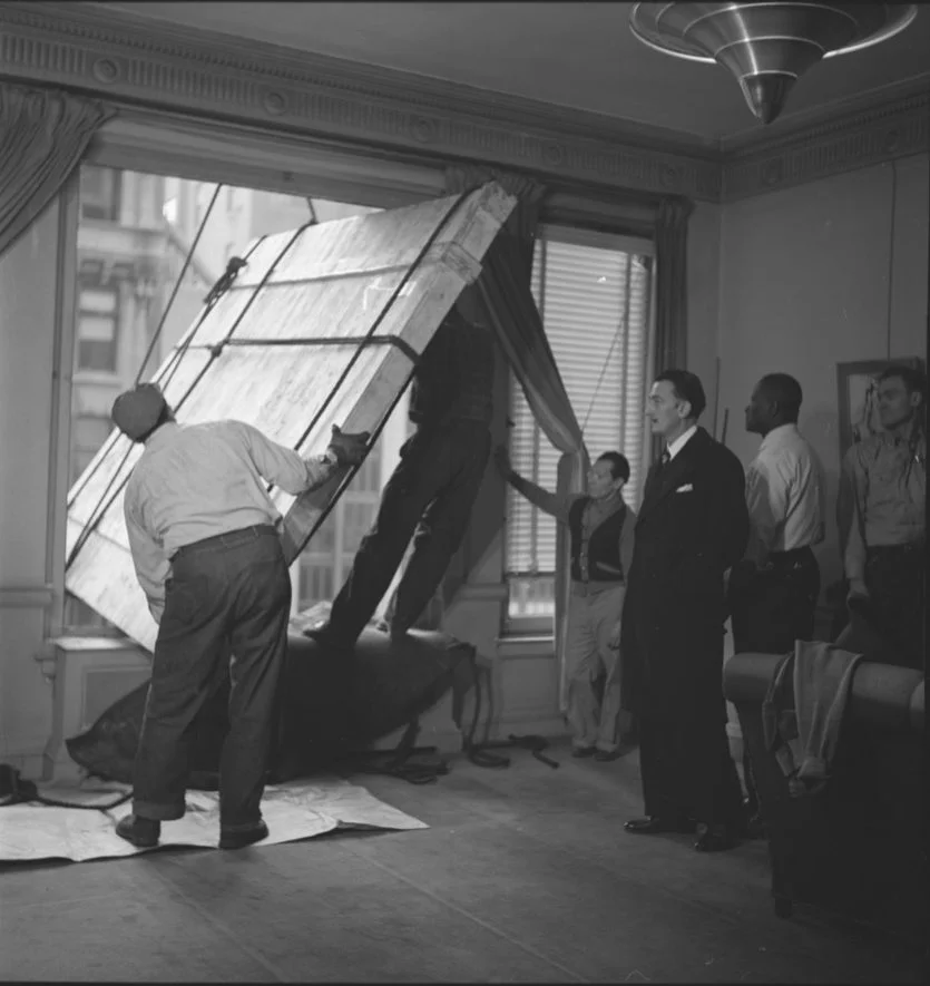 Mark Kauffman, instal·lant el quadre La Mare de Déu de Portlligat a la Galeria Carstairs de Nova York | © Arxiu de la revista Life