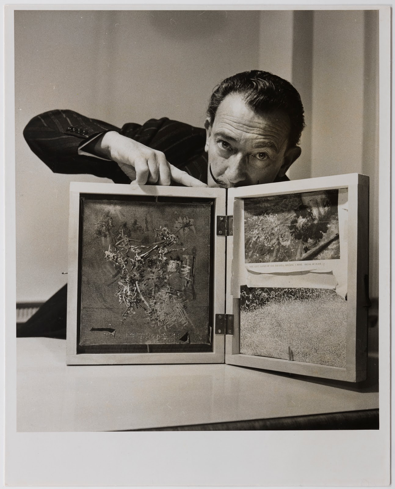 Holmes. Salvador Dalí amb l’oli La servent dels deixebles d’Emmaús i material de taller, c. 1960.