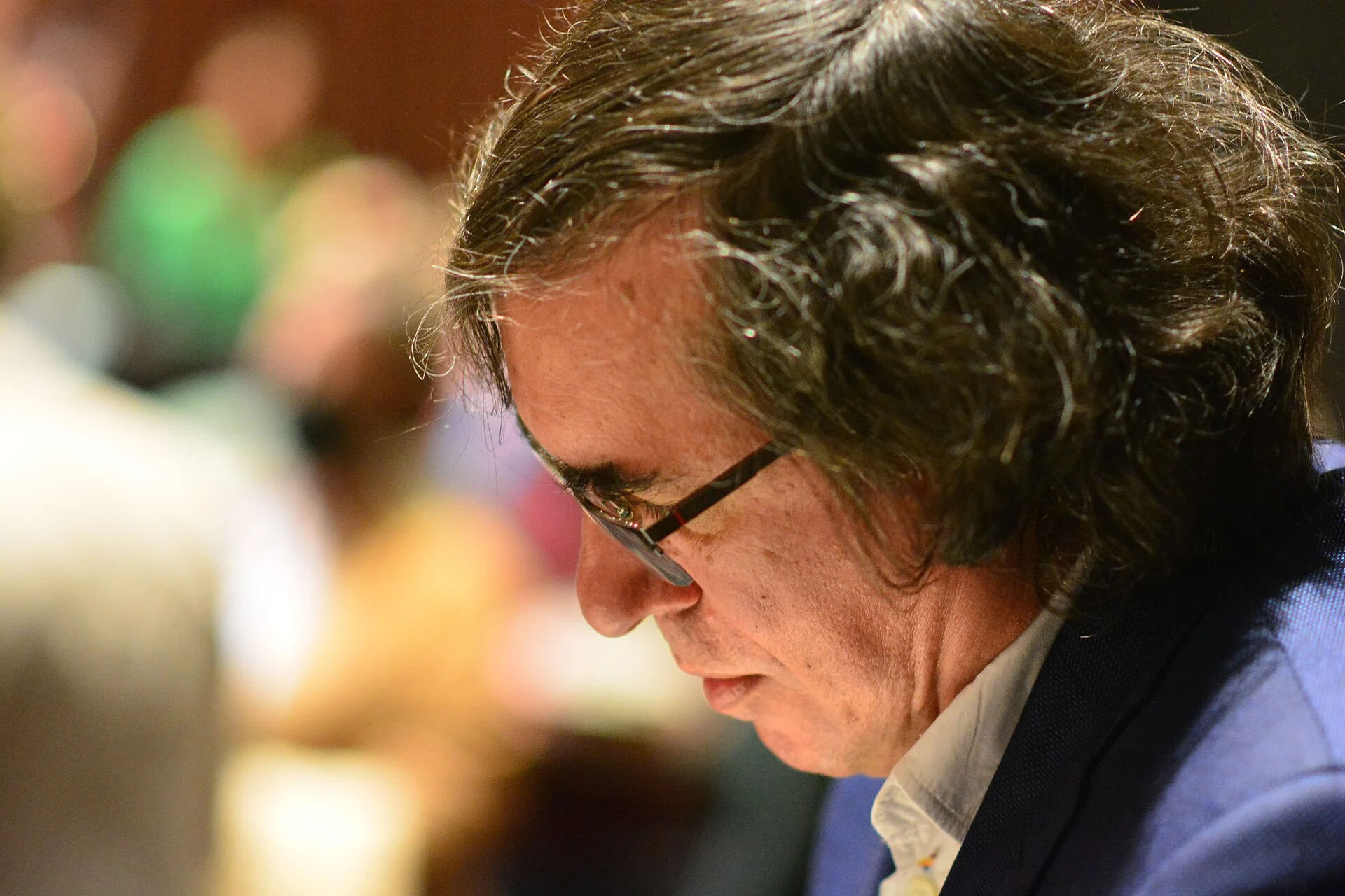 L’escriptor romanès Mircea Cărtărescu signant exemplars de Solenoid a la Biblioteca Pública de Seattle, el 5 d’abril de 2023.