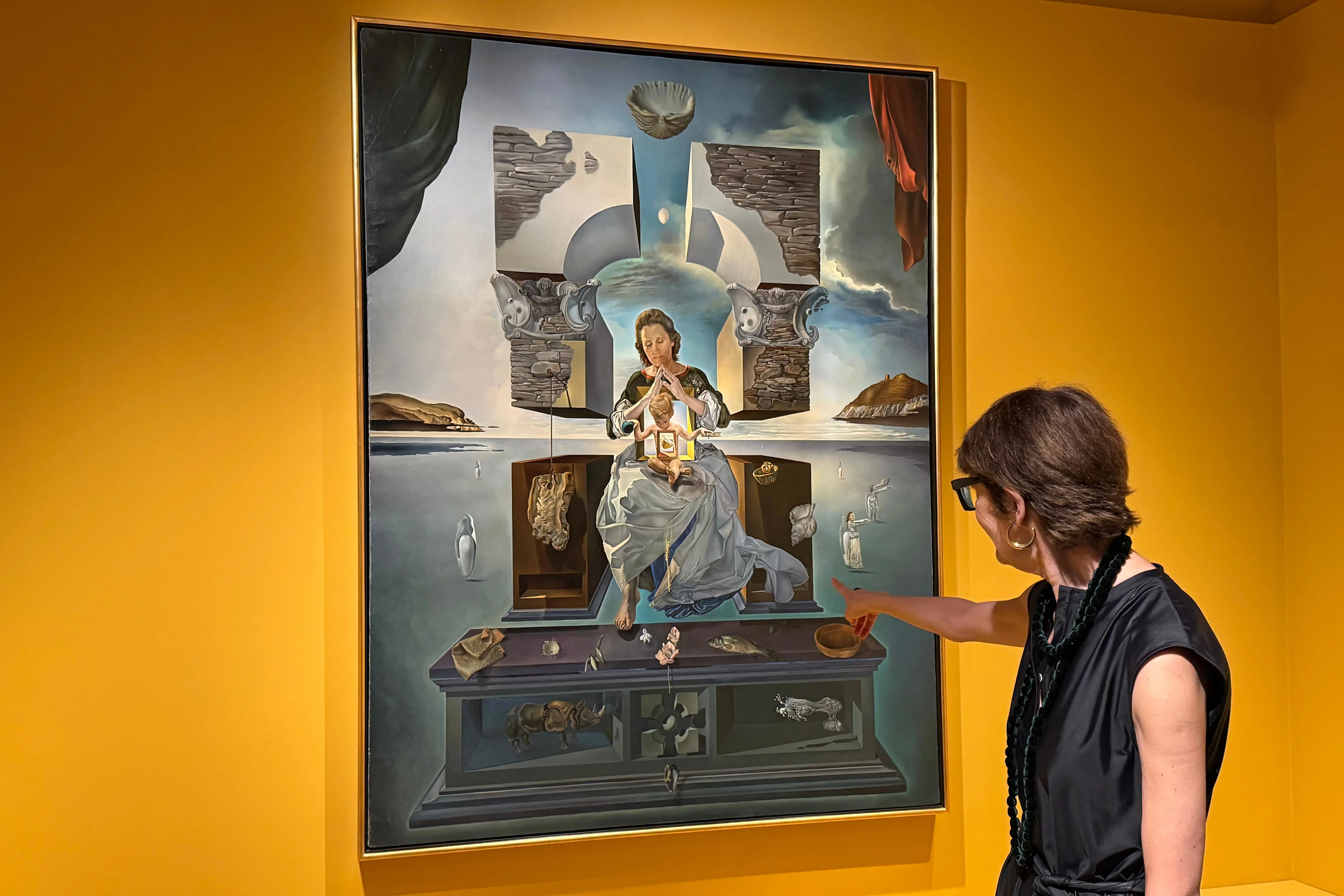 Montse Aguer davant el quadre de la Madonna de Dalí
