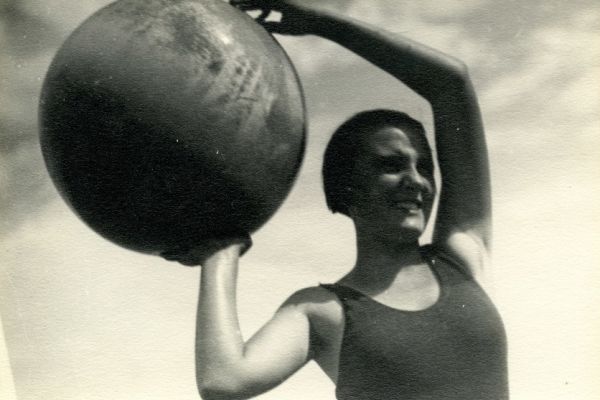 Sense títol (Maria Teresa com a jugadora de pilota), una imatge captada per Mey Rahola l'any 1935