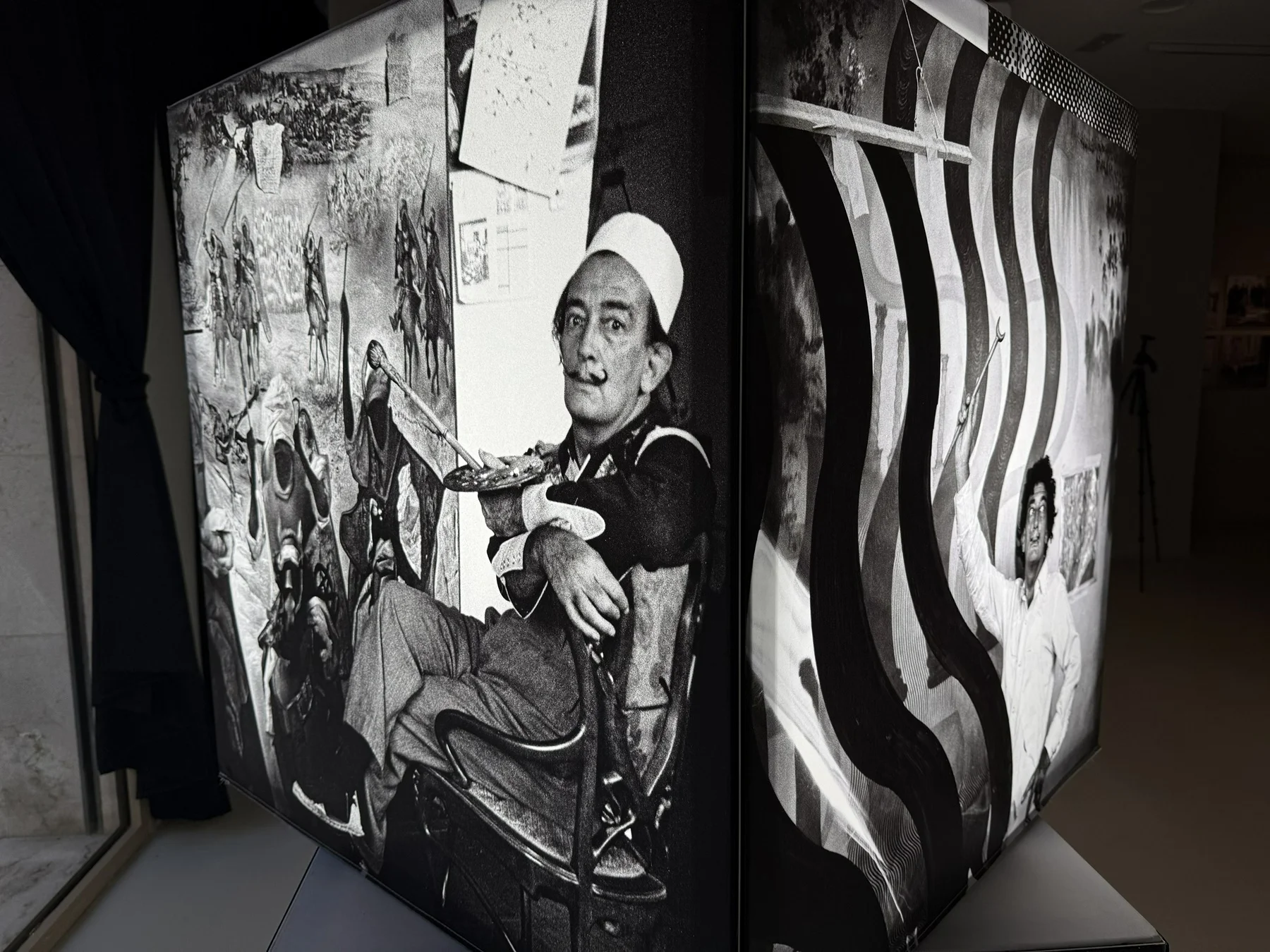 Un dels eixos centrals del recorregut és la relació entre Meli i Salvador Dalí | © Ajuntament de Figueres