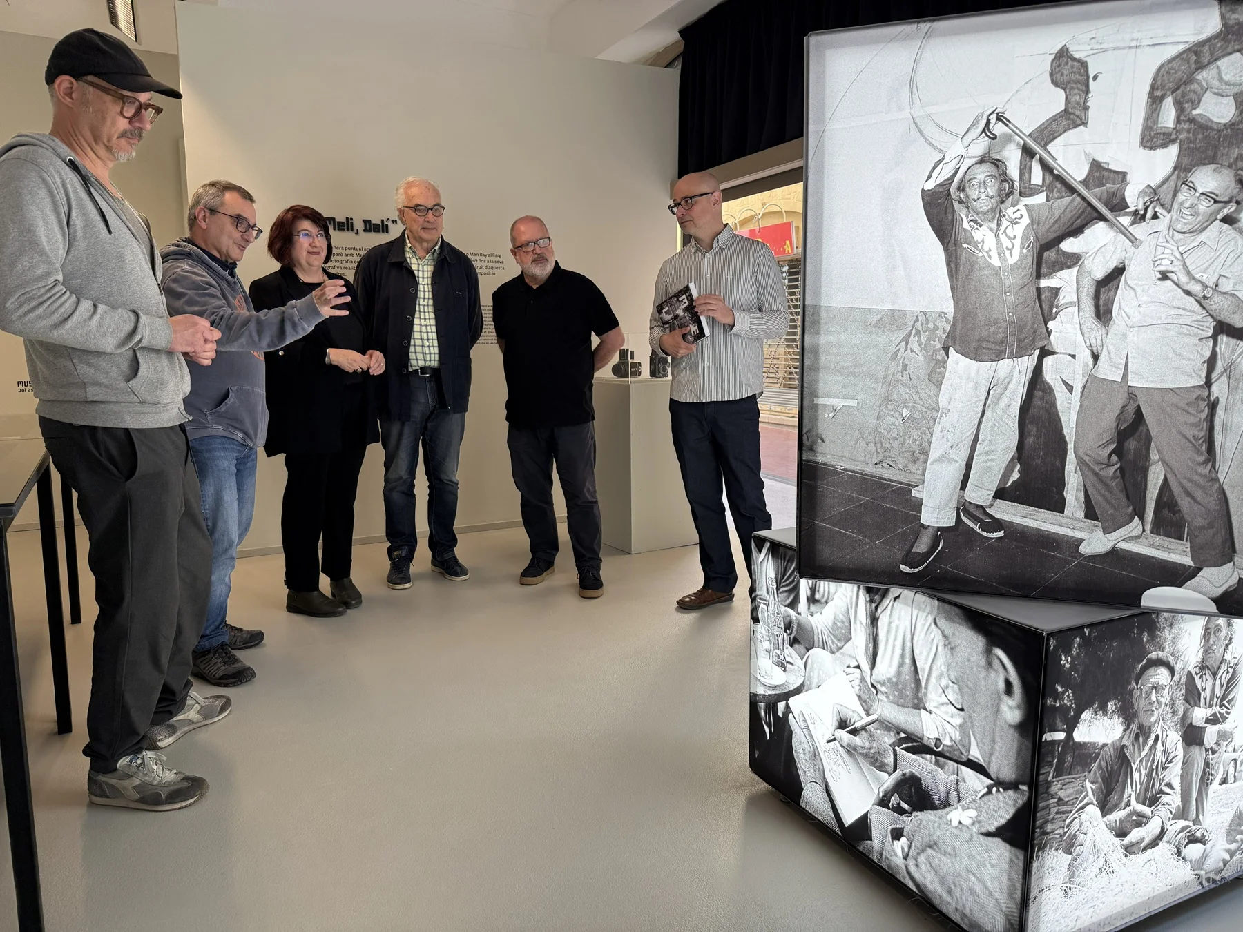 L’exposició està comissariada per Manel Gràvalos i Francesc Guillamet, amb Santi Coll com a documentalista i Jordi Meli, fill del fotògraf, com a responsable del fons