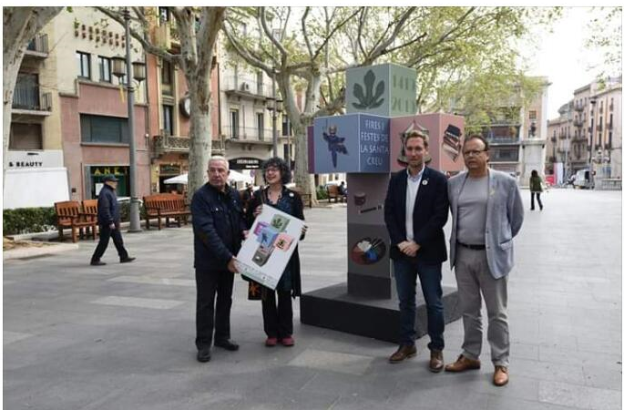 Yvonne Heinert acompanyada per l'alcalde Masquef i els regidors Josep Buixó i Quim Felip en un moment de la presentación del cartell