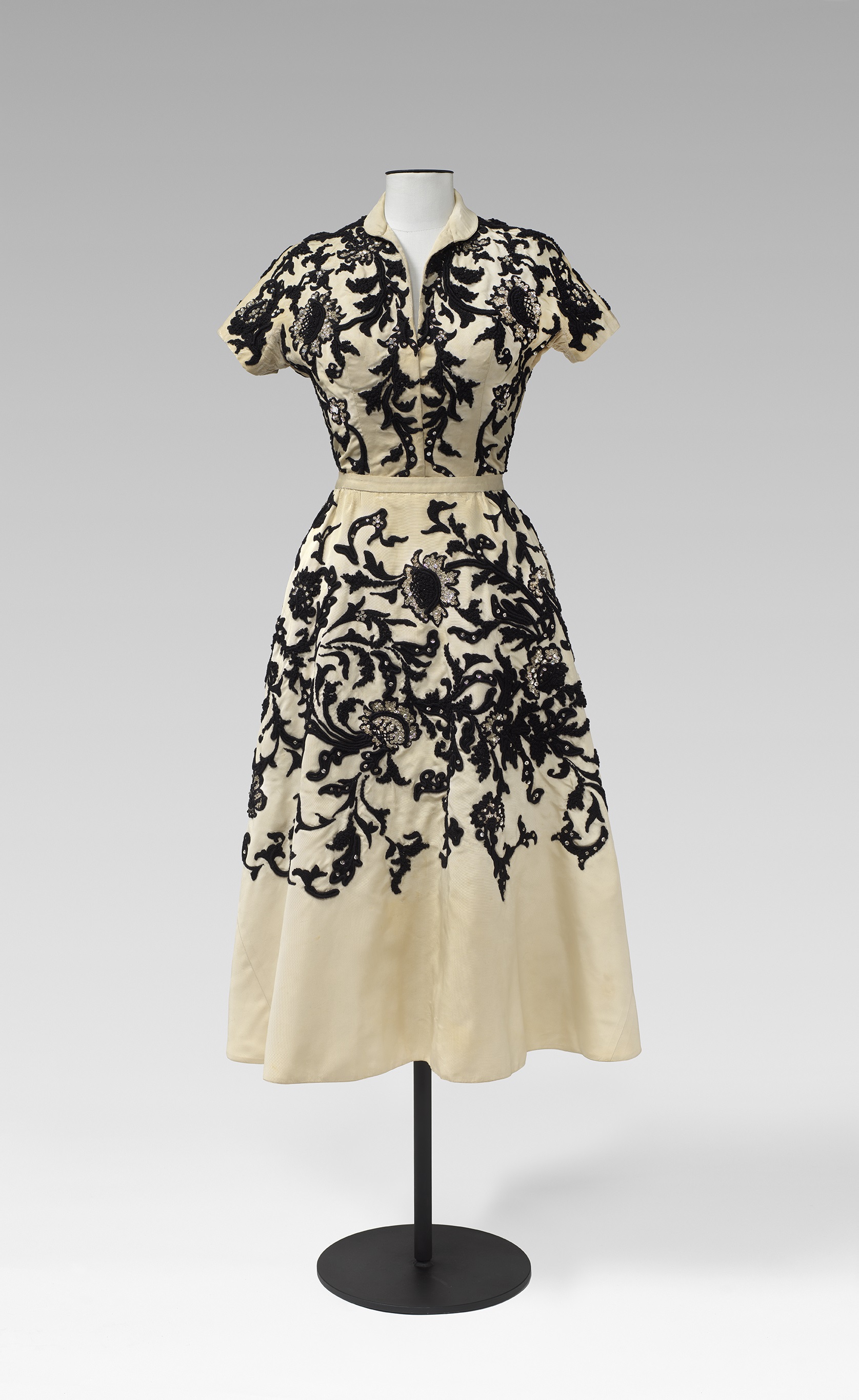 Christian Dior (París). Conjunt Musée du Louvre, primavera-estiu 1949, línia Trompe-l’œil | © Fundació Gala - Salvador Dalí