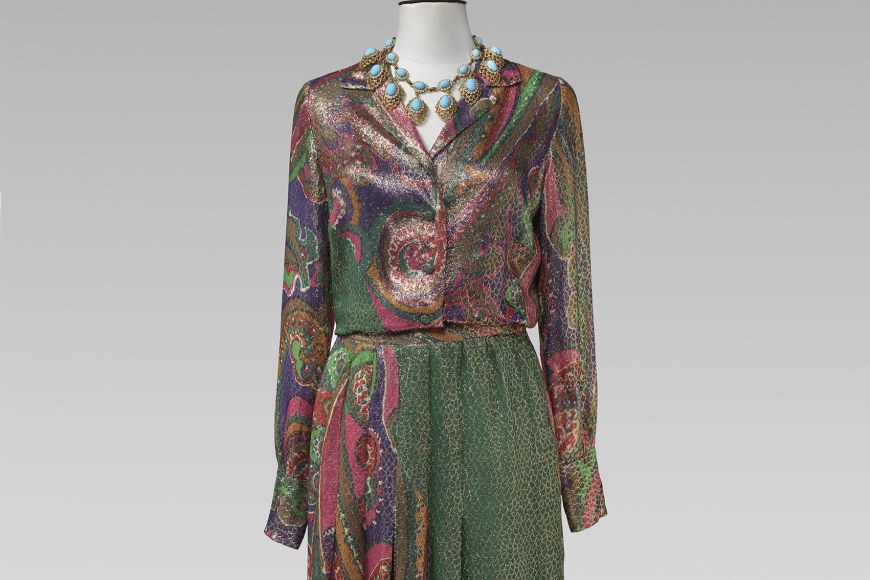 Conjunt que havia pertangut a Gala, format per una brusa i una faldilla llarga de lamé amb estampat de caixmir. Christian Dior Boutique, c. 1971. Conjunt que havia pertangut a Gala, format per una brusa i una faldilla llarga de lamé amb estampat de caixmir. Christian Dior Boutique, c. 1971.