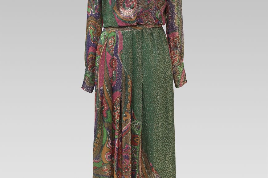 Conjunt que havia pertangut a Gala, format per una brusa i una faldilla llarga de lamé amb estampat de caixmir. Christian Dior Boutique, c. 1971. Conjunt que havia pertangut a Gala, format per una brusa i una faldilla llarga de lamé amb estampat de caixmir. Christian Dior Boutique, c. 1971.