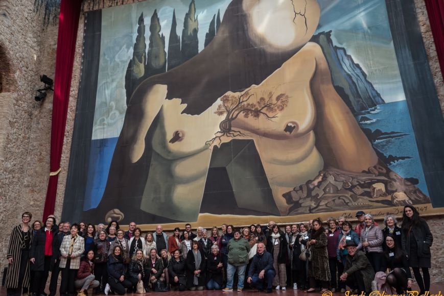 Congressistes sota la cúpula del Teatre-Museu Dalí acompanyats per Montse Aguer davant de la obra de Salvador Dalí, Projecte per a Laberint, 1941 Congressistes sota la cúpula del Teatre-Museu Dalí acompanyats per Montse Aguer davant de la obra de Salvador Dalí, Projecte per a Laberint, 1941