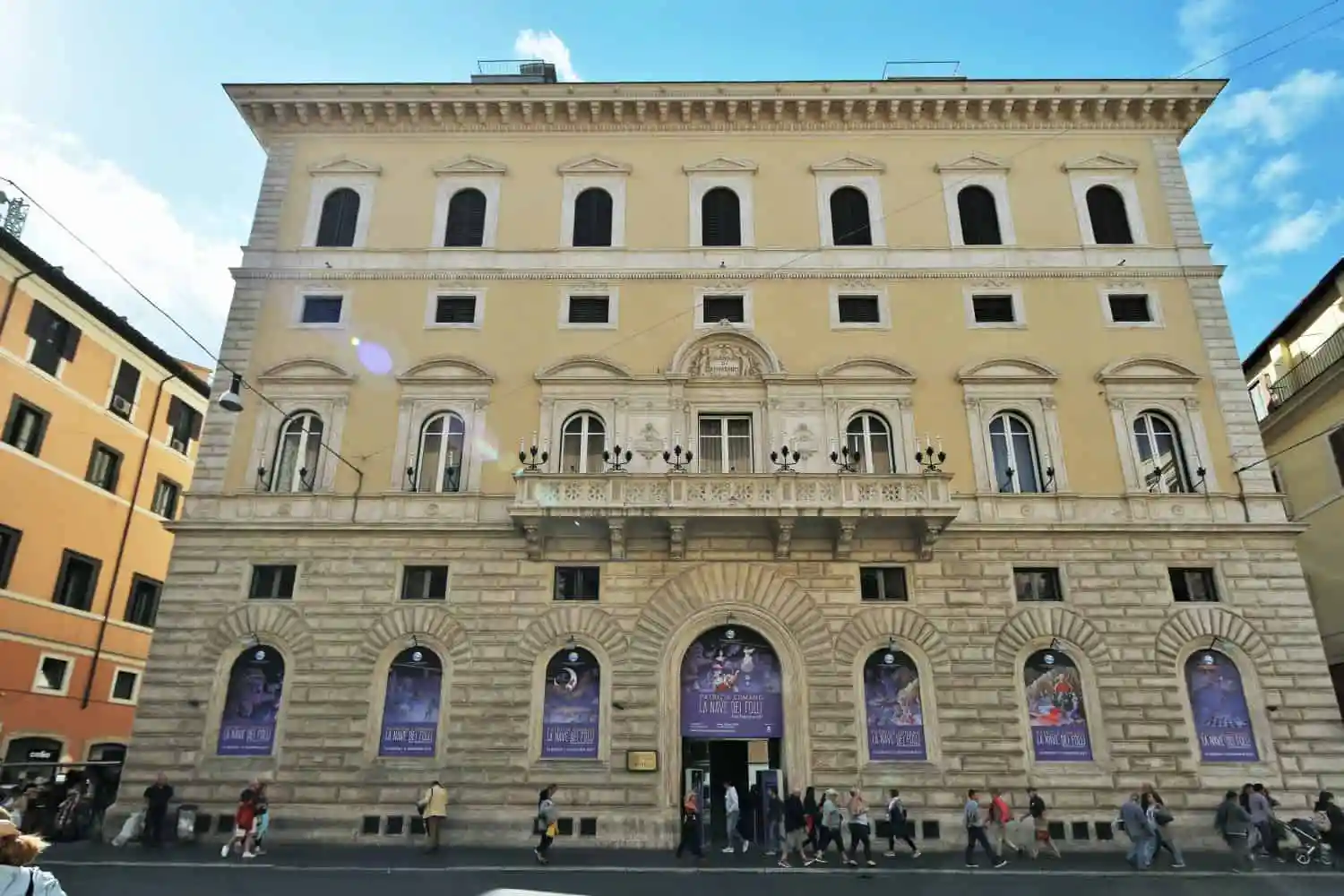 El Palau Cipolla és a la Via del Corso de Roma