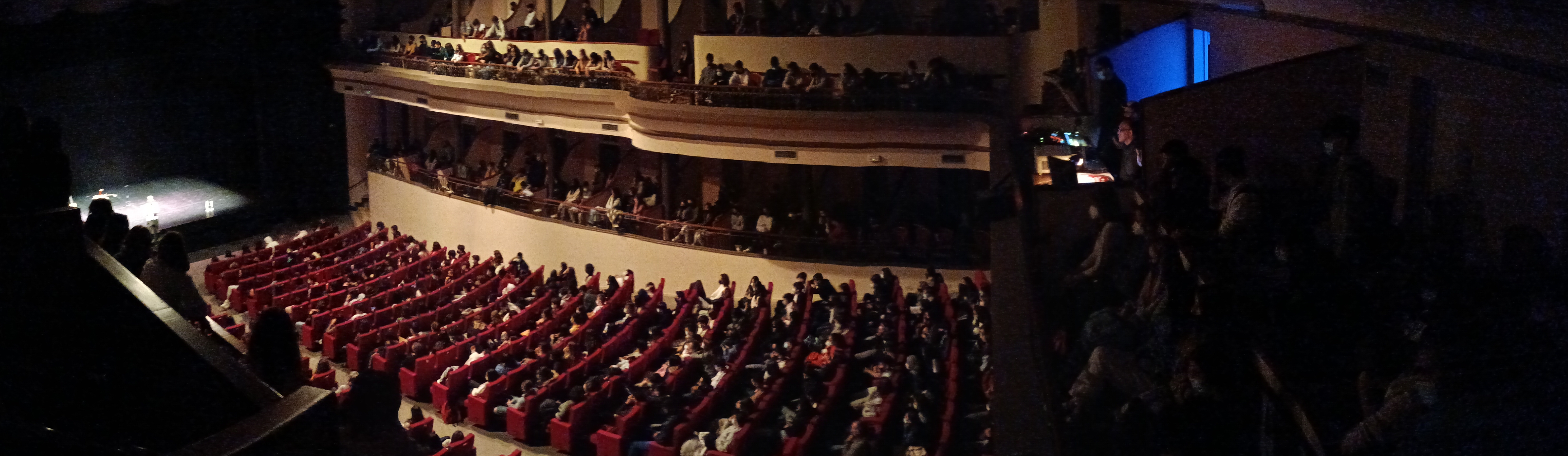 Els batxillers van omplir el Teatre Municipal de Figueres a la sessió matinal | © Carles Ayats
