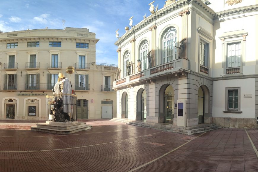 La casa Giralt Ventolà és una edificació de l’any 1891 d’estil eclèctic, obra de Josep Cordomí i Francesc Puig Saguer La casa Giralt Ventolà és una edificació de l’any 1891 d’estil eclèctic, obra de Josep Cordomí i Francesc Puig Saguer