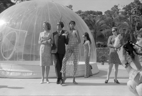 Performance de Salvador Dalí al Parc Güell, 1957. © Brangulí (Fotògrafs). FGD. | © Brangulí (Fotògrafs). FGD.