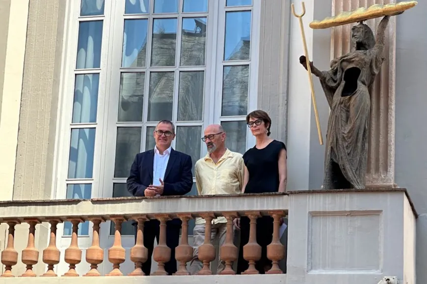 Presentació de «Sincronies» al Teatre - Museu Dalí amb Fèlix Roca, Salvador Sunyer i Montse Aguer Presentació de «Sincronies» al Teatre - Museu Dalí amb Fèlix Roca, Salvador Sunyer i Montse Aguer