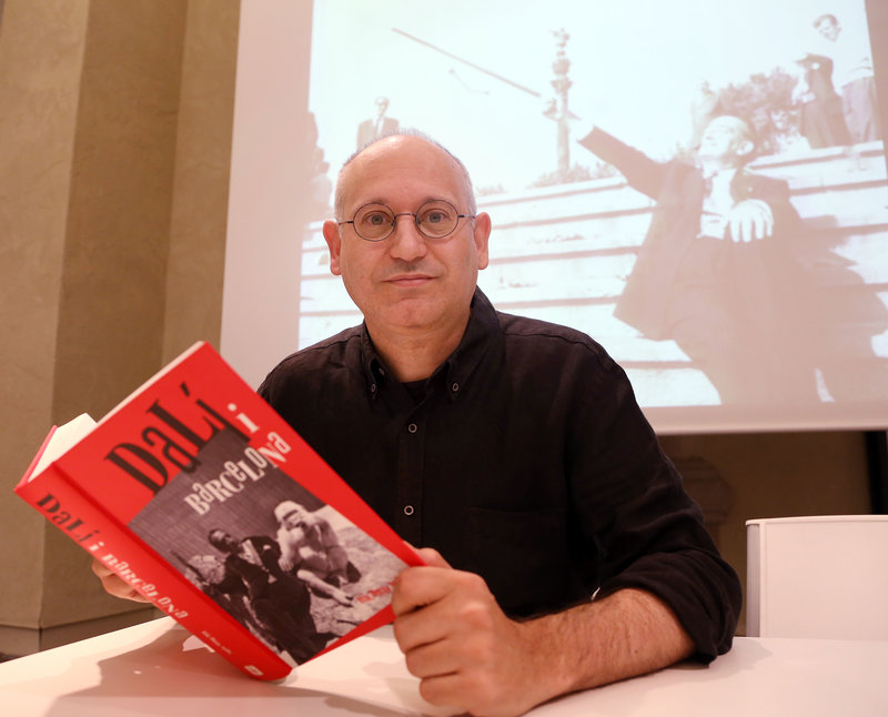 Ricard Mas amb el llibre. Foto: Andreu Puig