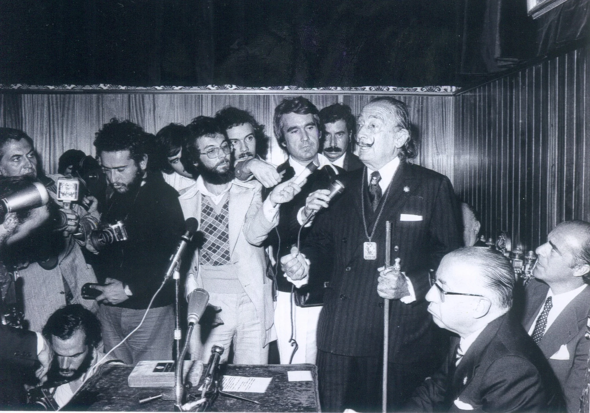 Roda de premsa de la inauguració del Teatre Museu, amb Xavier Jiménez en el centre (amb barba)