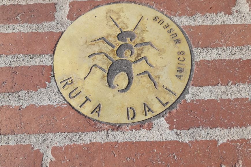 Detall d'una placa amb la formiga daliniana
