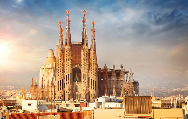 Amics dels Museus Dalí i Amics de Sant Pere organitzen la conferència Dalí i Gaudí, una sessió que s’inscriu en la commemoració del centenari de la mort de l’arquitecte Antoni Gaudí.