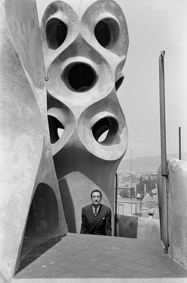 Salvador Dalí a La Pedrera. 1951. Ricardo Sans Condeminas © Fundació Gala-Salvador Dalí. | © Ricardo Sans Condeminas © Fundació Gala-Salvador Dalí.
