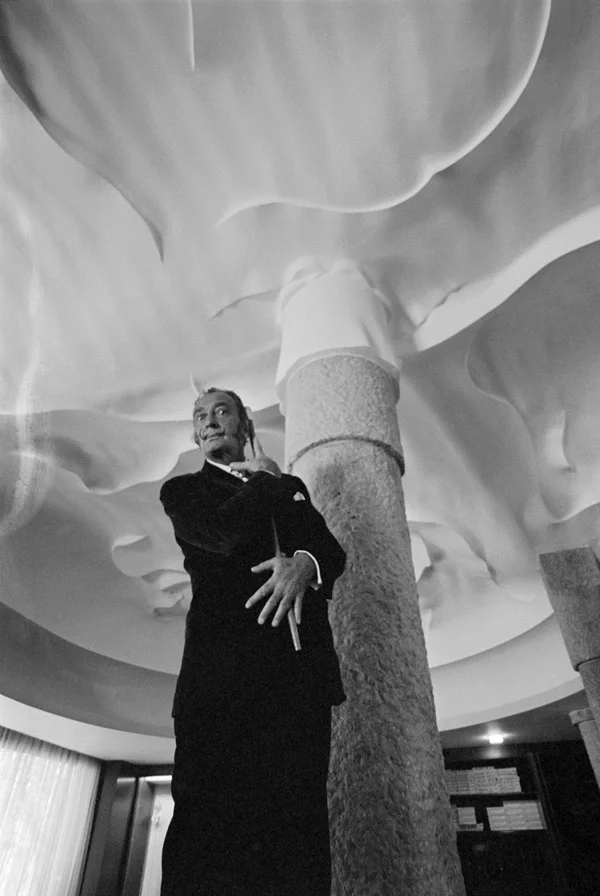 Salvador Dalí a la Pedrera. c 1968. Robert Whitaker © Fundació Gala-Salvador Dalí, Figueres. | © Robert Whitaker © Fundació Gala-Salvador Dalí, Figueres.