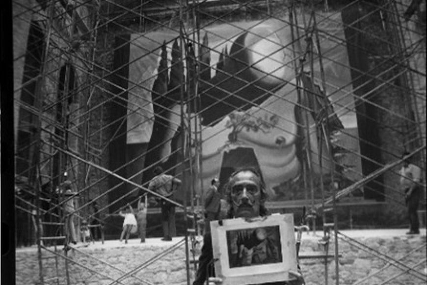 Salvador Dalí en el pati del Teatre-Museu en construcció, 1970. | © Foto Melitó Casals, «Meli»/ © Fundació Gala-Salvador Dalí, Figueres, 2021