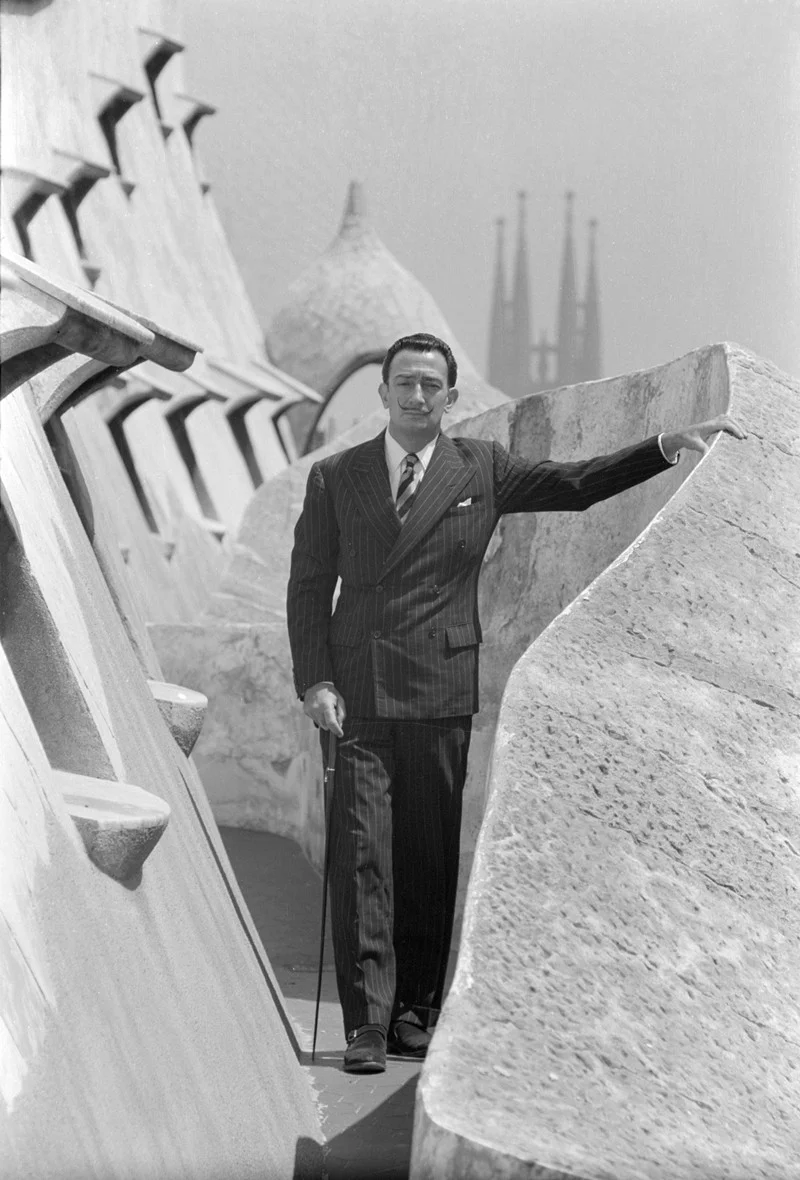 Dalí al terrat de La Pedrera, 1951. Ricardo Sans Condeminas. | © Drets d’imatge de Salvador Dalí reservats. Fundació Gala-Salvador Dalí, Figueres, 2026.