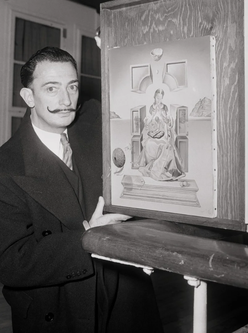 Salvador Dali amb La Madona de Portlligat (primera versió). | © Bettmann / Getty Images