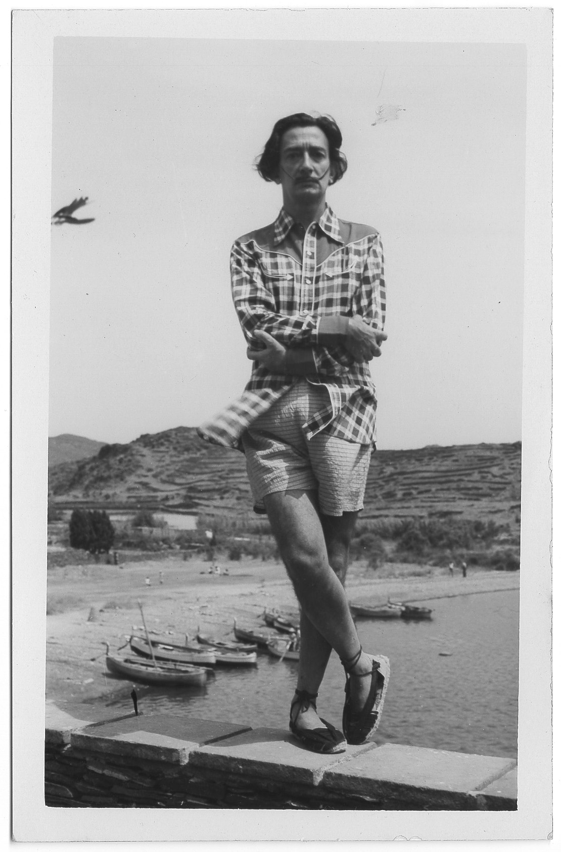 Salvador Dalí a Portlligat amb espardenyes | © Salvador Dalí, Fundació Gala-Salvador Dalí, Figueres, 2023