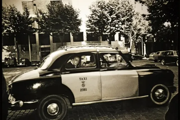 Salvador Dalí a l’interior d’un taxi barceloní | © Rosa Maria Pellicer Alonso Salvador Dalí a l’interior d’un taxi barceloní | © Rosa Maria Pellicer Alonso